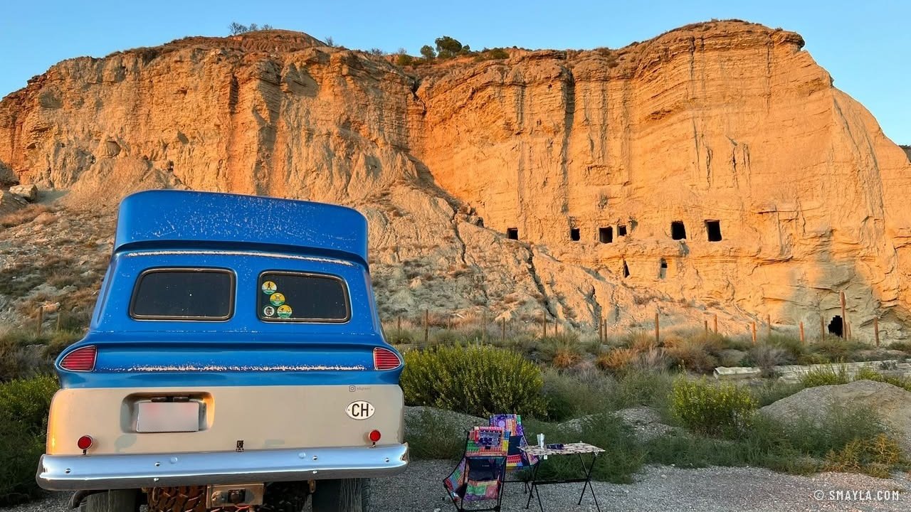 Bivouac au pied d'une falaise percée de cavités