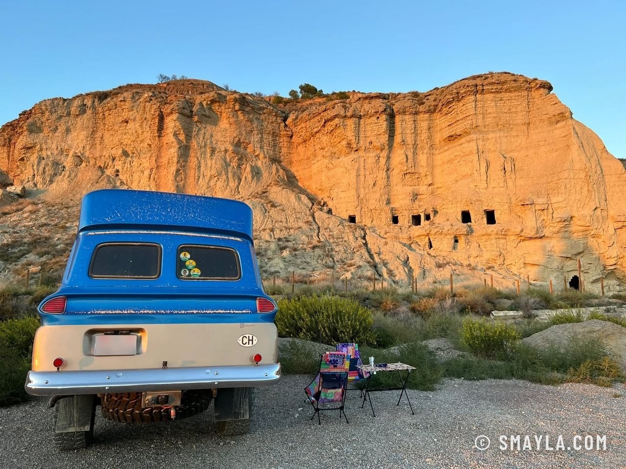 Bivouac au pied d'une falaise percée de cavités