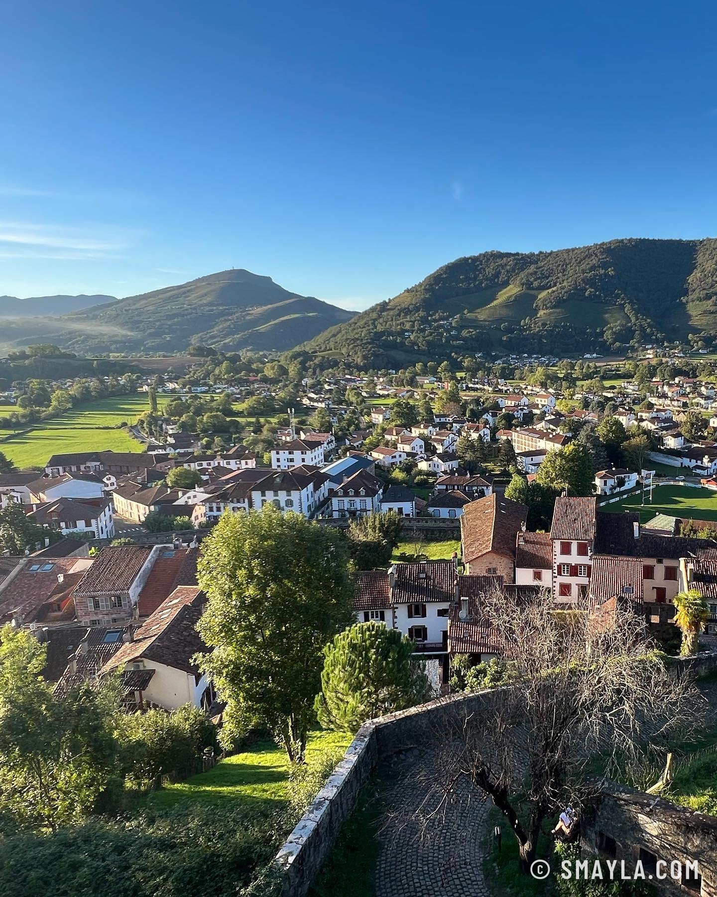 Un village basque au pied des collines