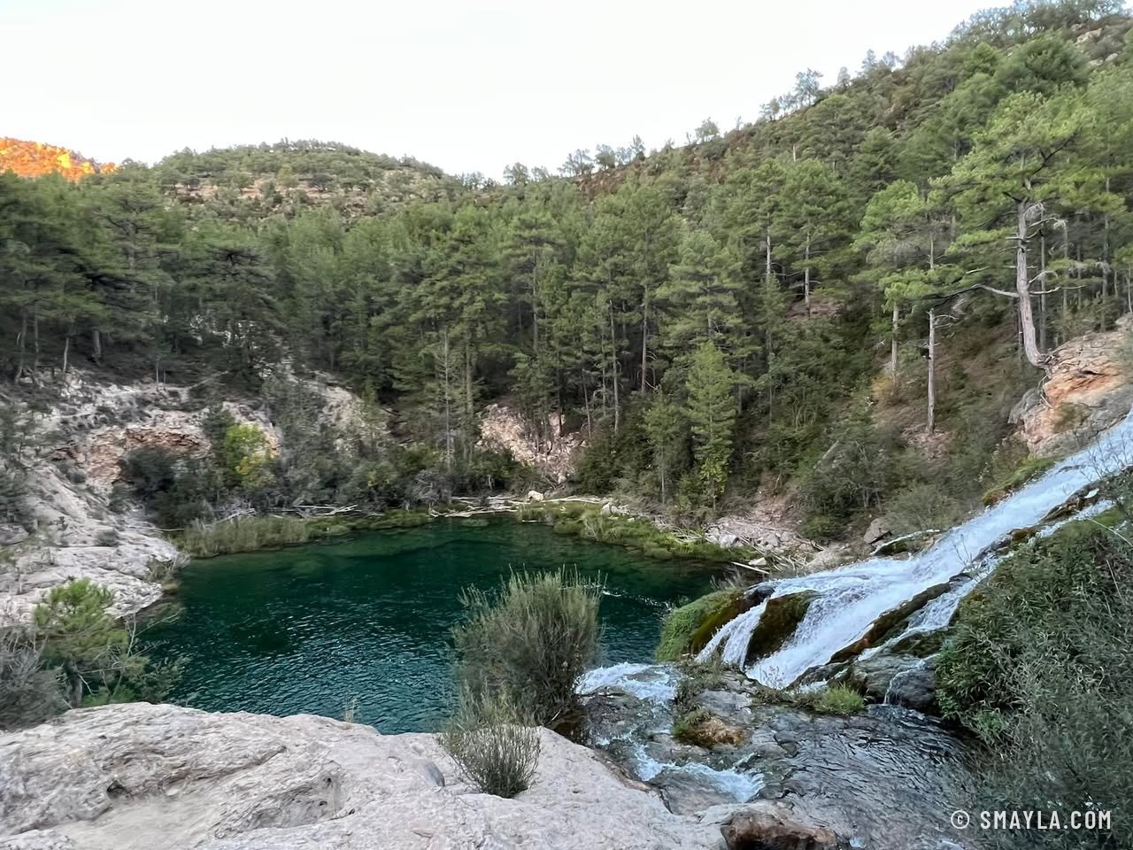 Une vasque sous la cascade