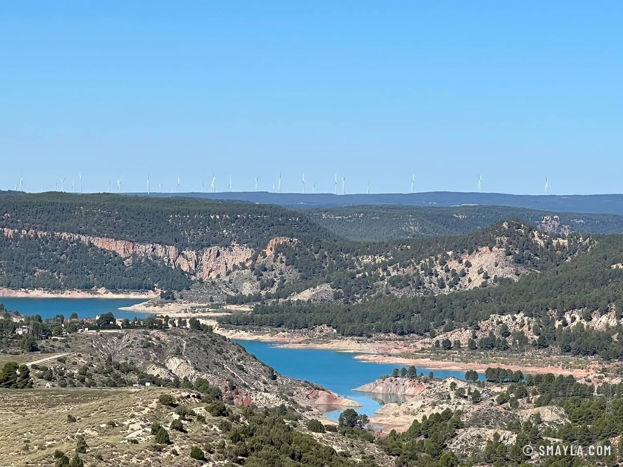 Un lac de barrage dans la sierra