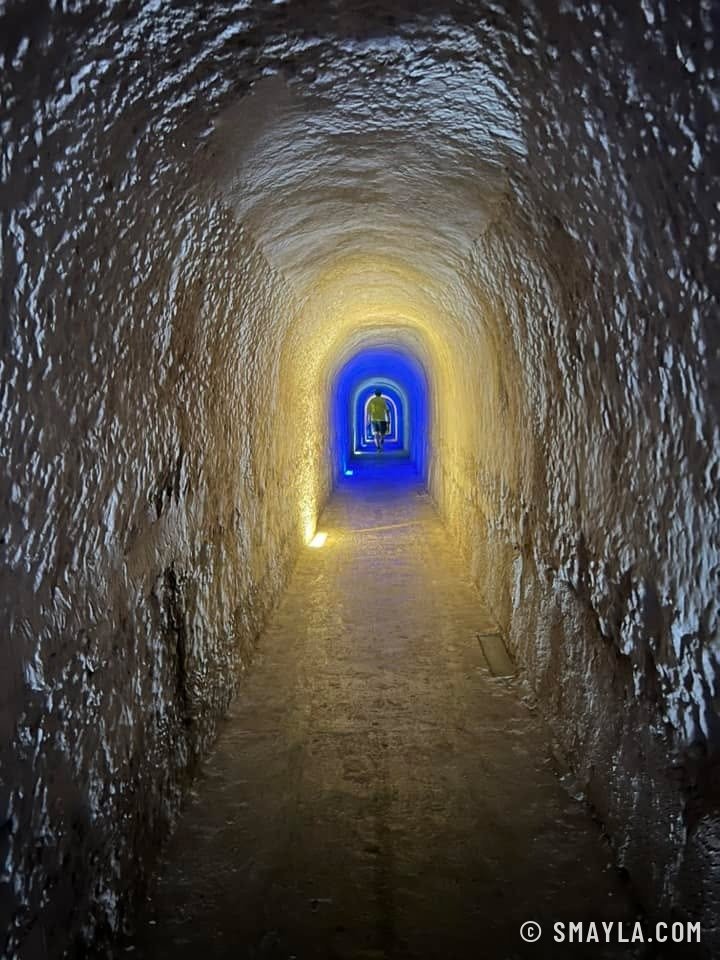 Un tunnel creusé dans la roche