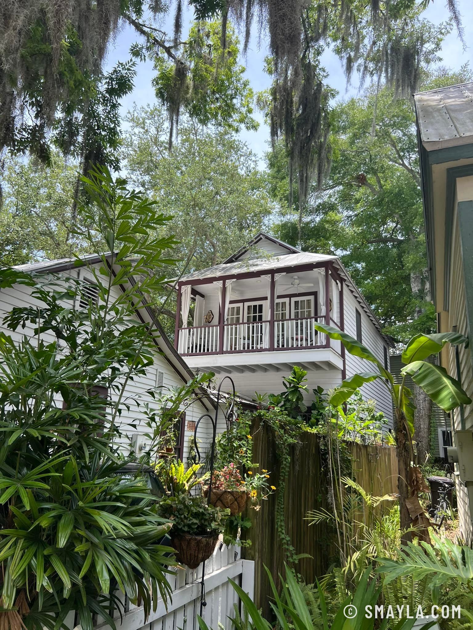 Une maison cachée dans la verdure