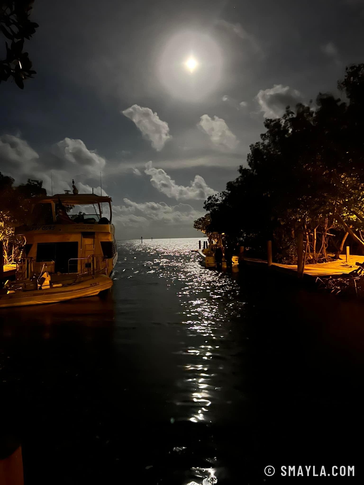 Le petit port de l'hôtel sous la lune