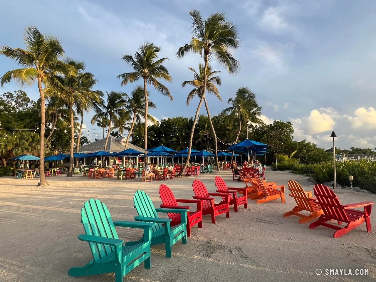 Les chaises colorées du Beach Café