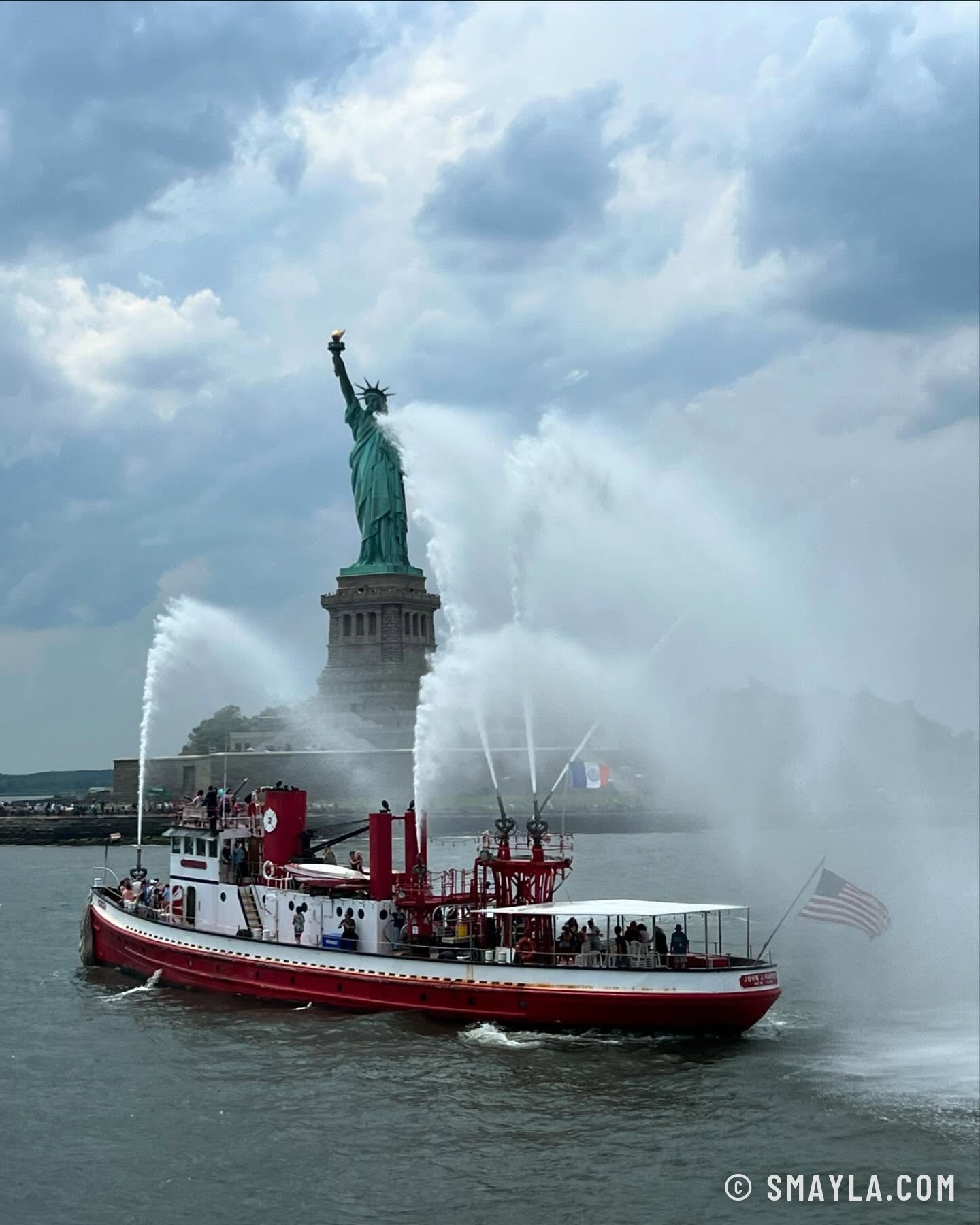La statue de la Liberté et un bateau-pompe