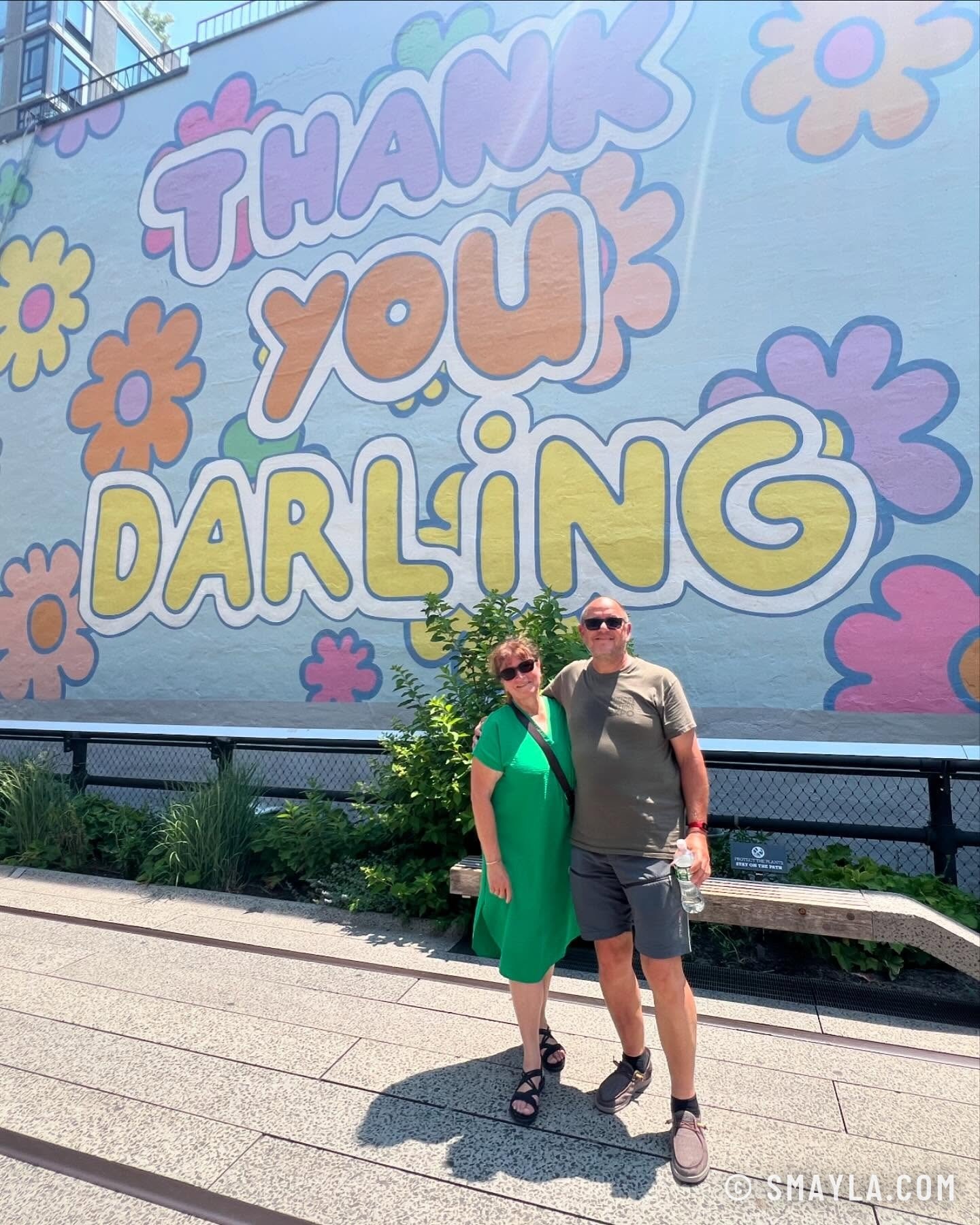 Emmanuelle et Christian devant une fresque