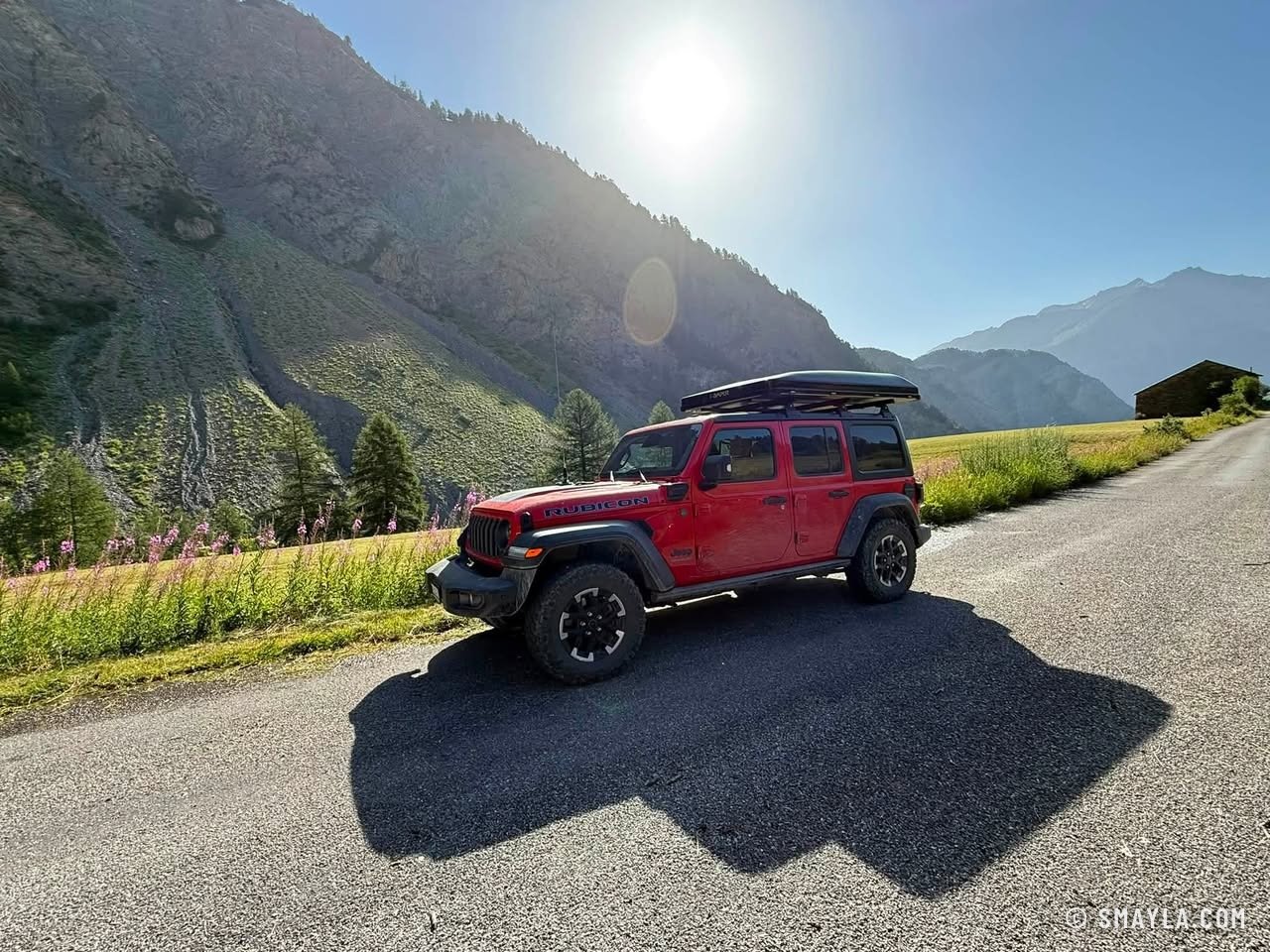 La Jeep sur une route de vallée, à contre-jour