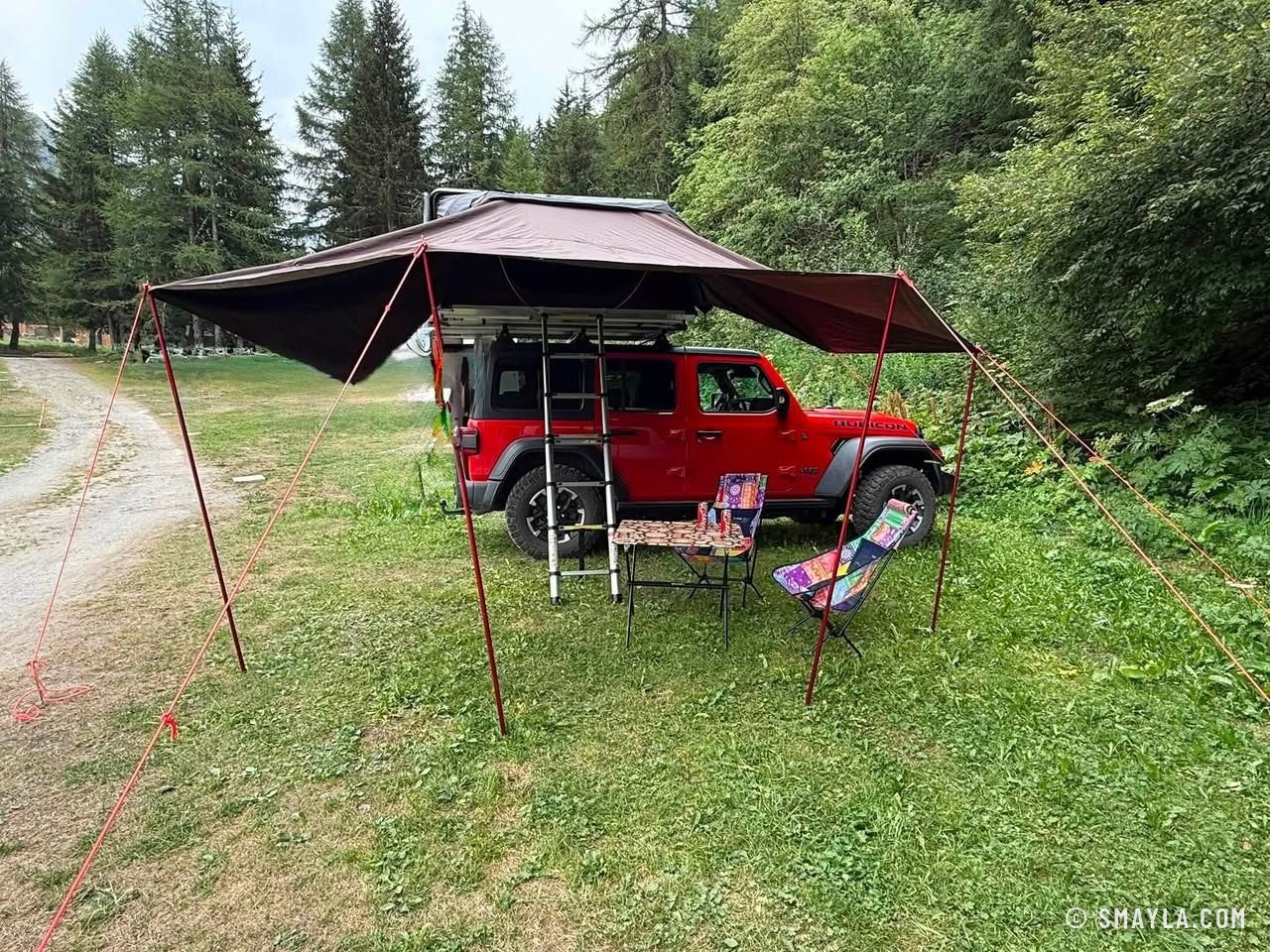 Bivouac sous l'auvent, en lisière de forêt