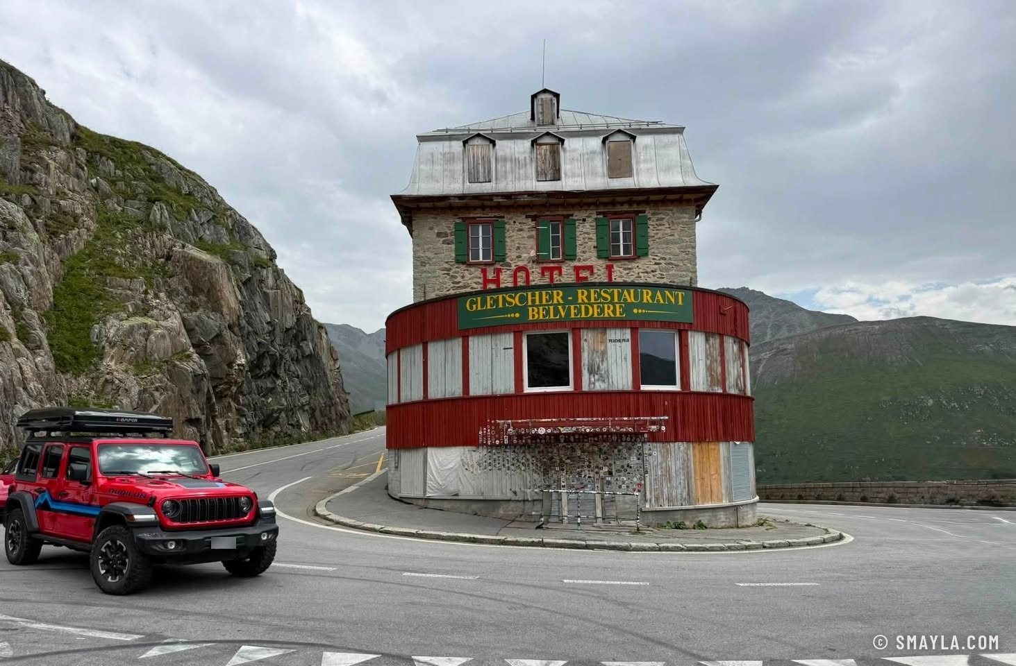 Devant l'hôtel Belvédère, sur la route de la Furka