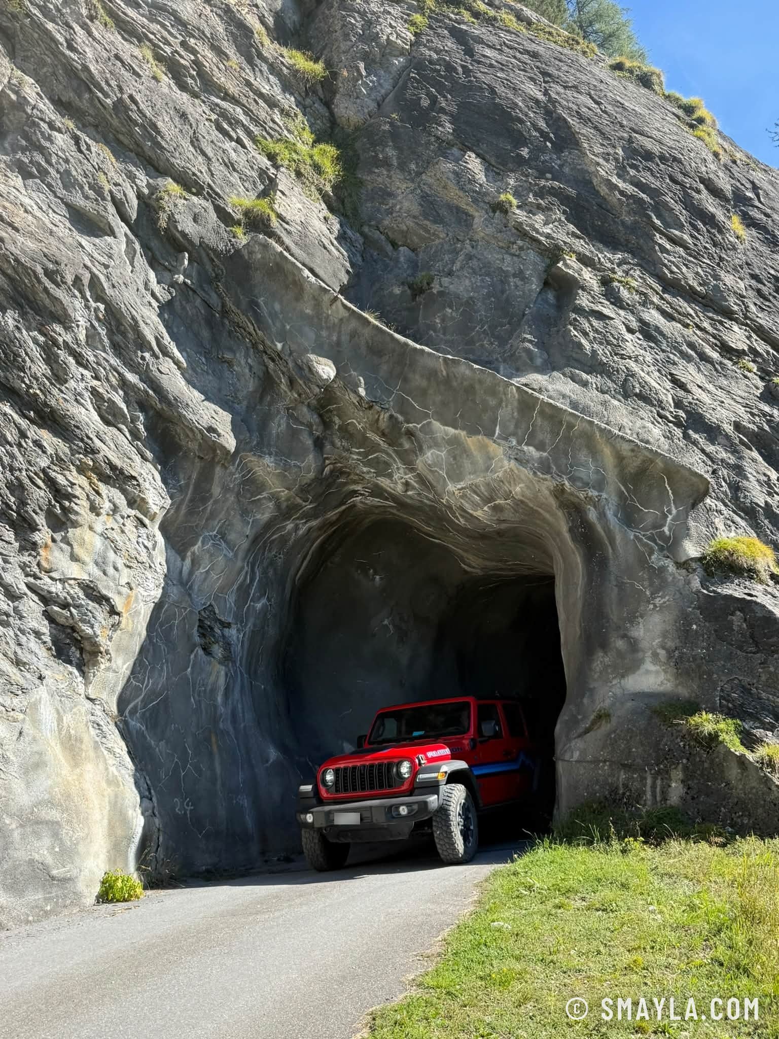 La Jeep sort d'un tunnel taillé dans le rocher