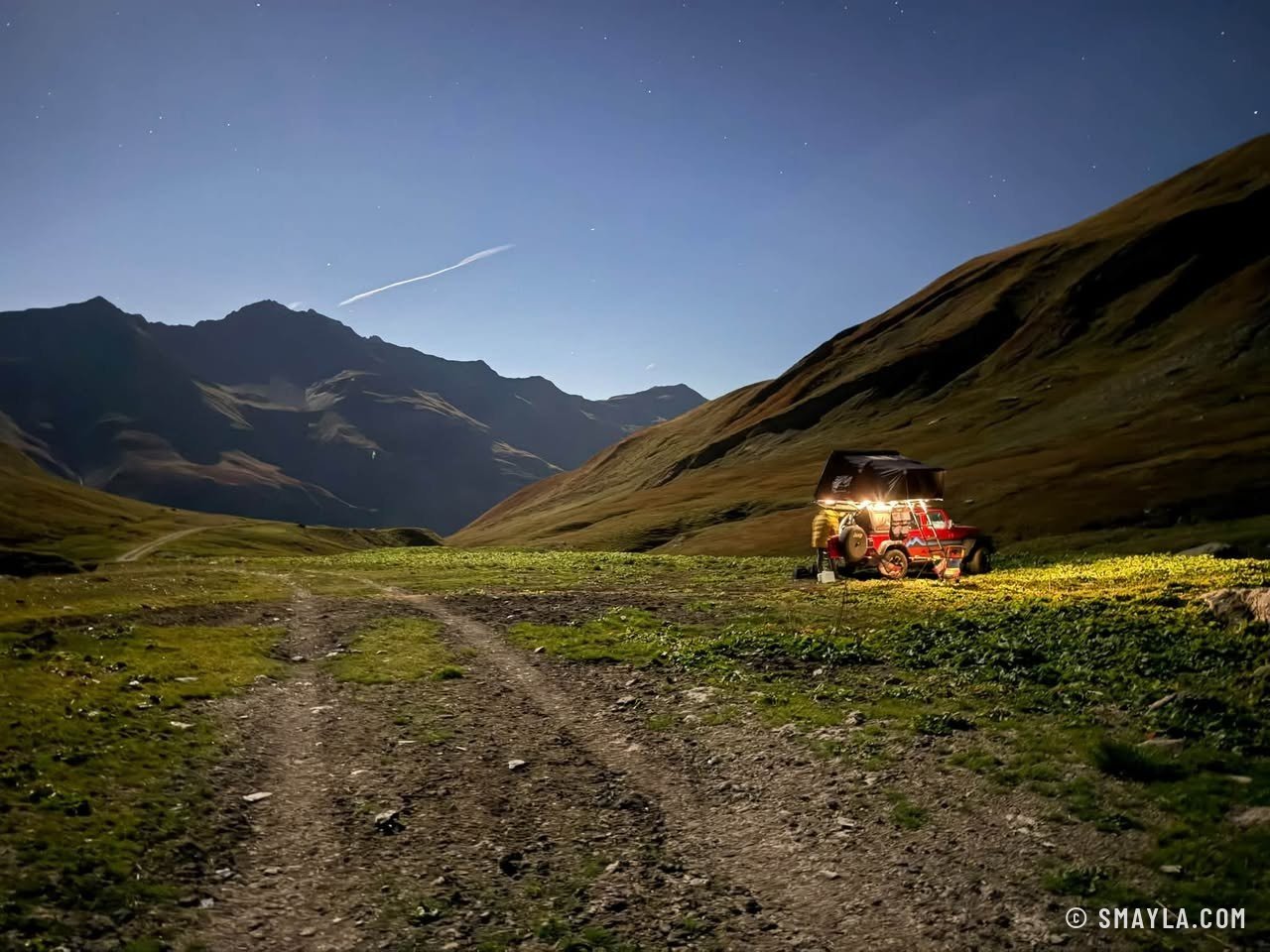 La Jeep éclairée, la nuit, au fond du vallon