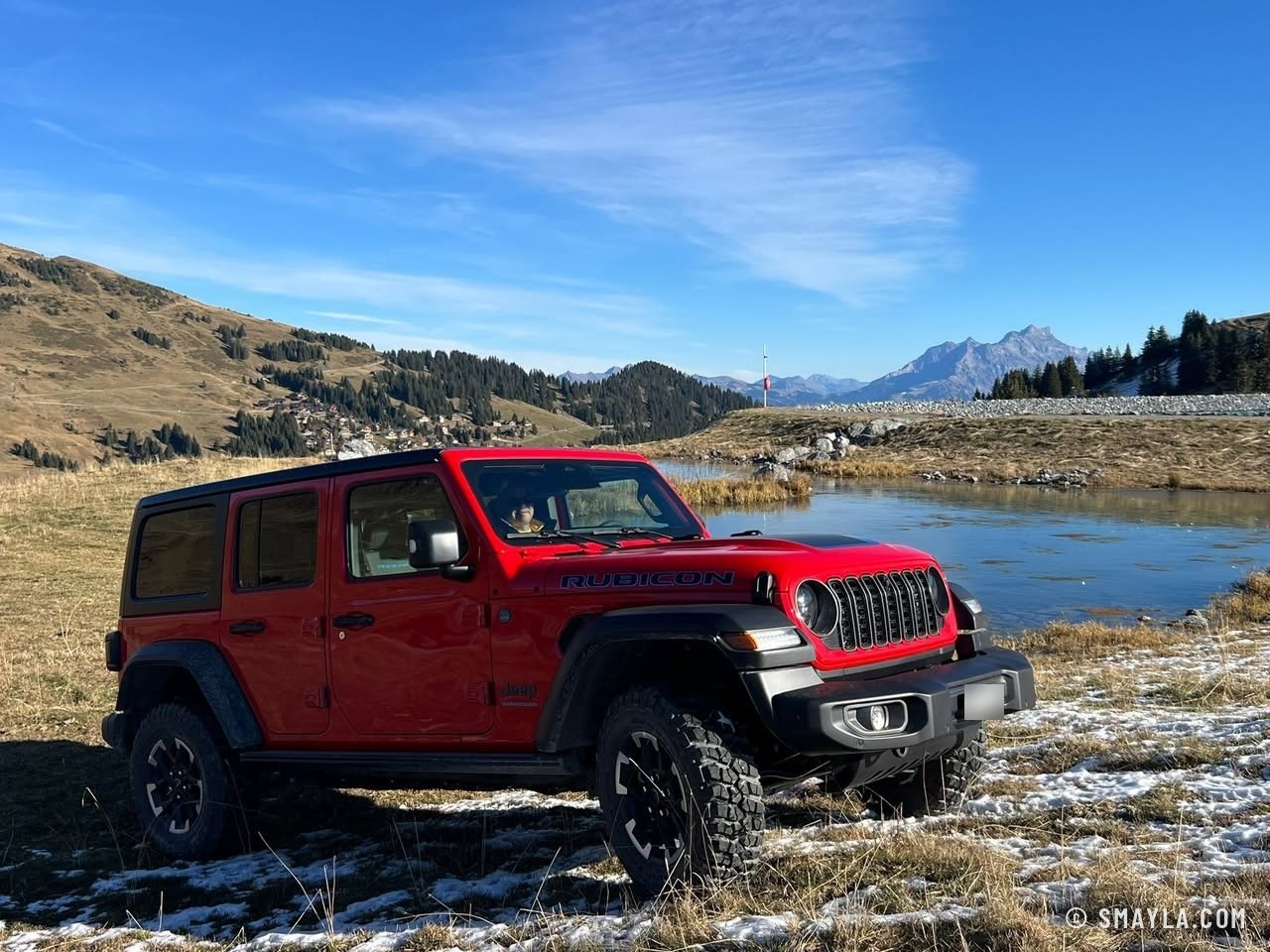 Au bord d'un lac d'altitude, neige au sol