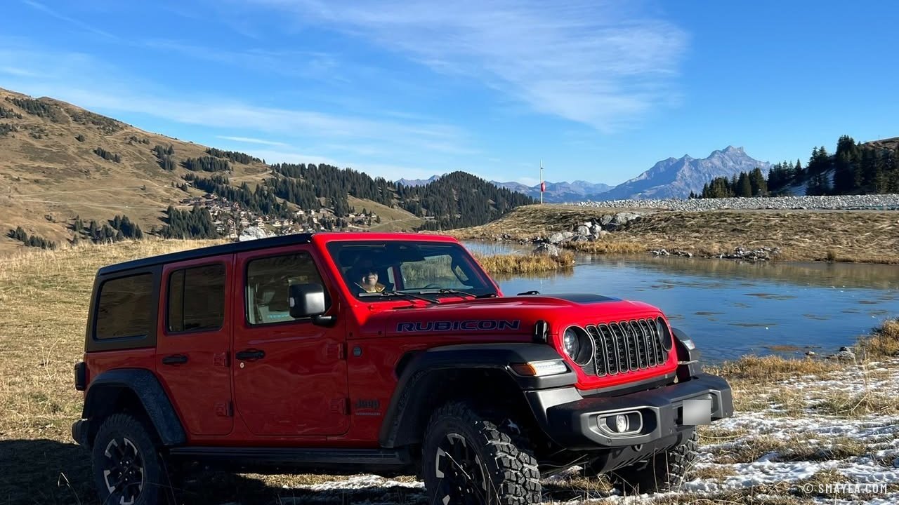 Jeep Wrangler Rubicon au bord d'un lac d'altitude