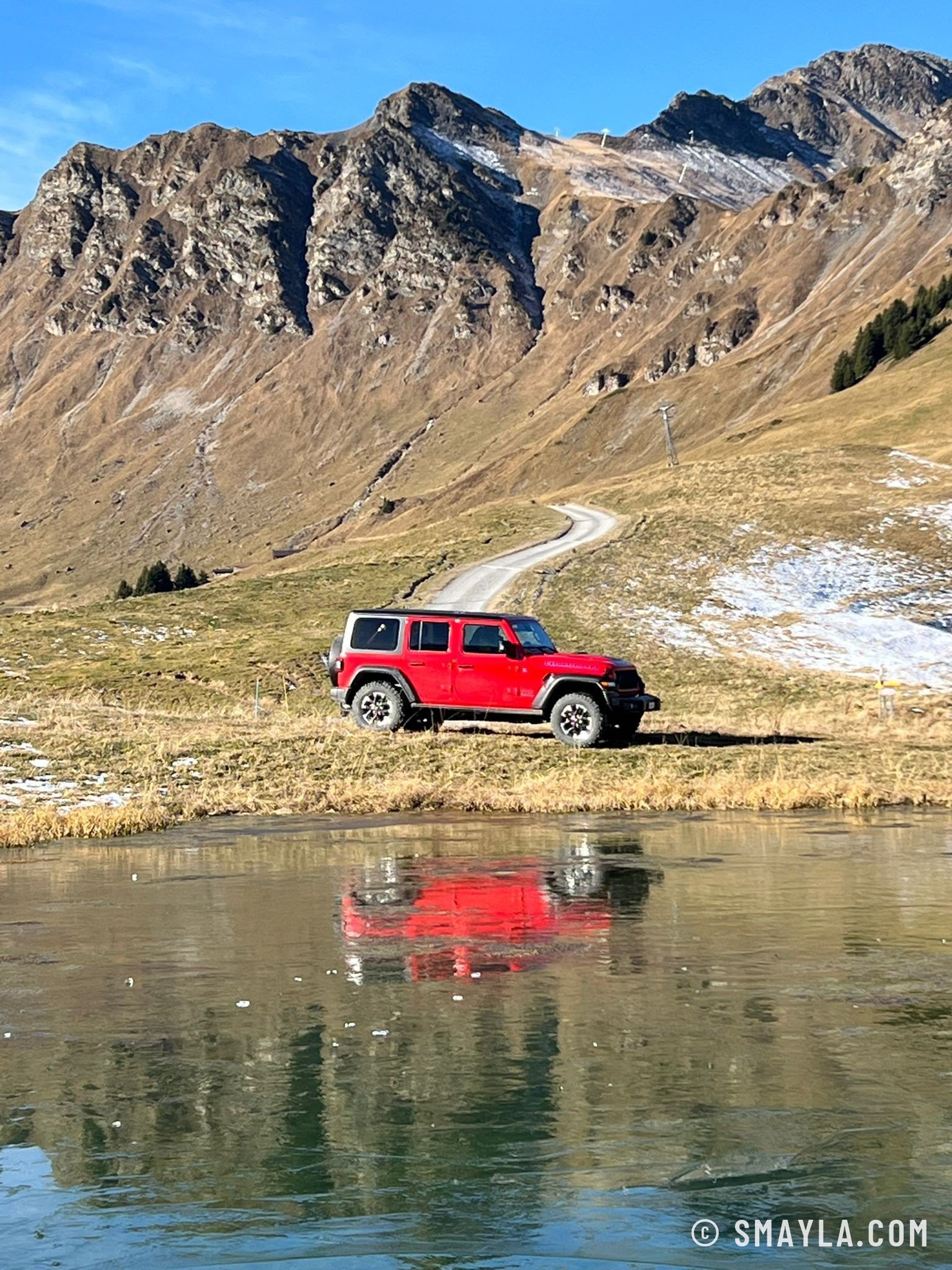 La Jeep se reflète dans le lac