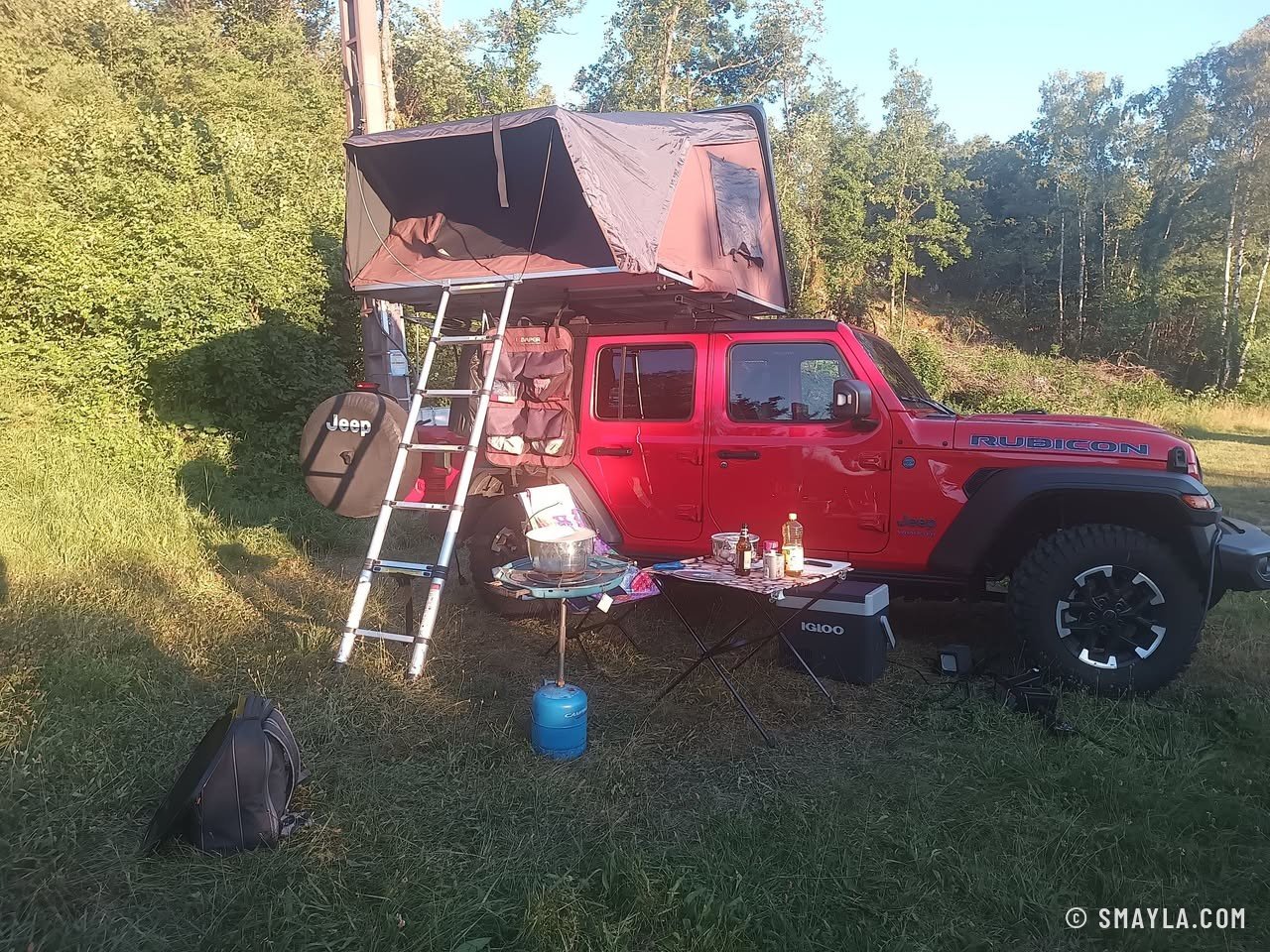 Camp dans le Jura, échelle et tente de toit