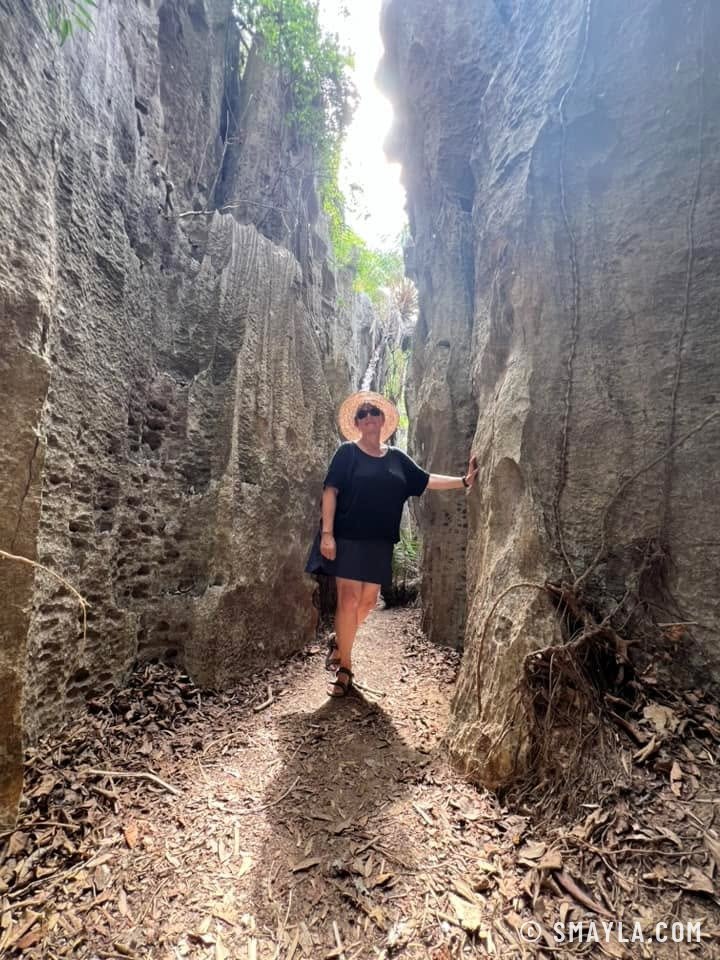 Emmanuelle dans un couloir des tsingy