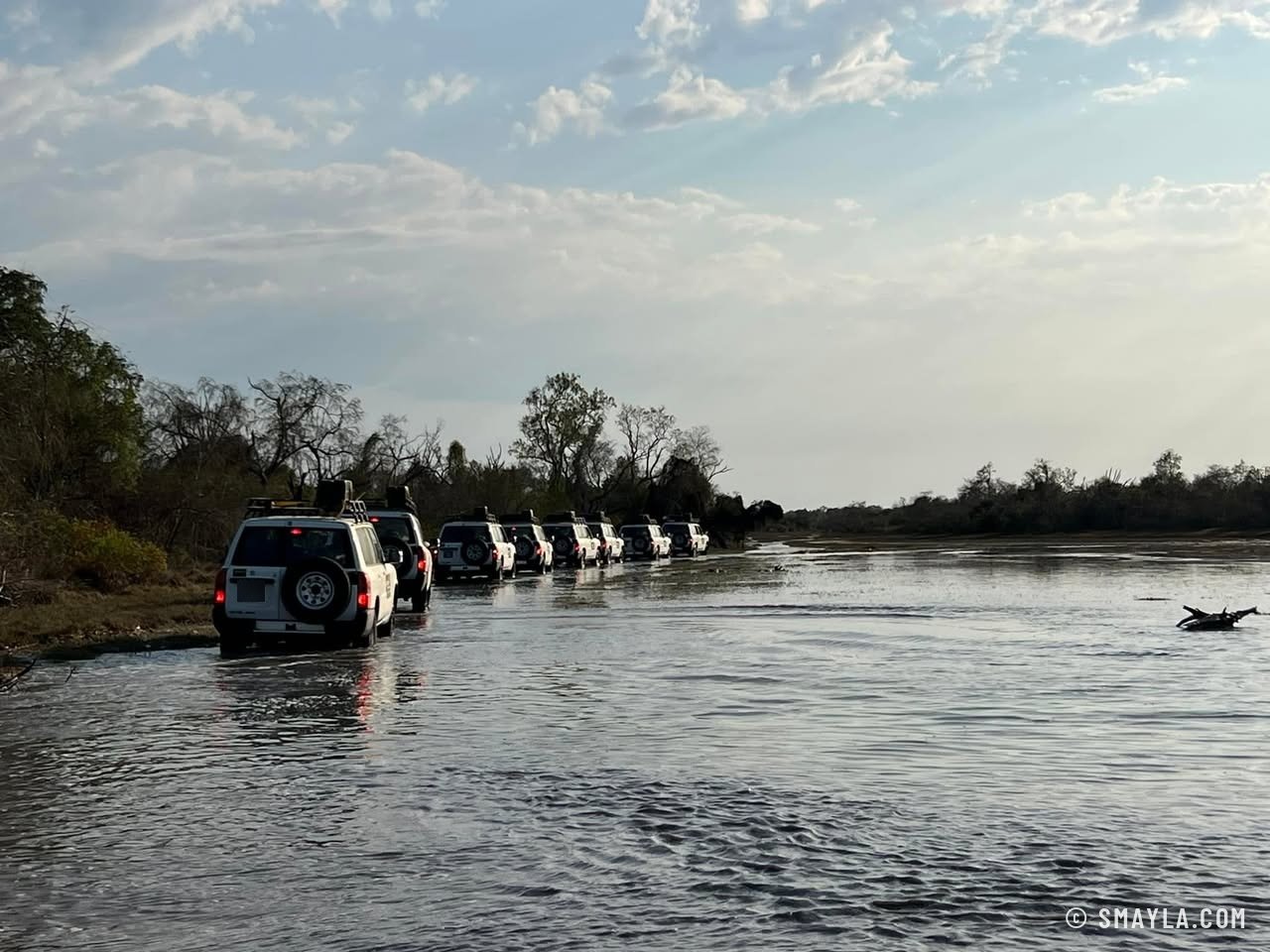 Le convoi traverse une rivière