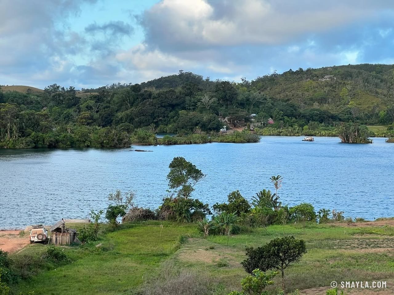 Un lac dans la verdure
