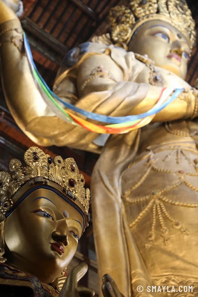 Statue dorée et rubans de prière