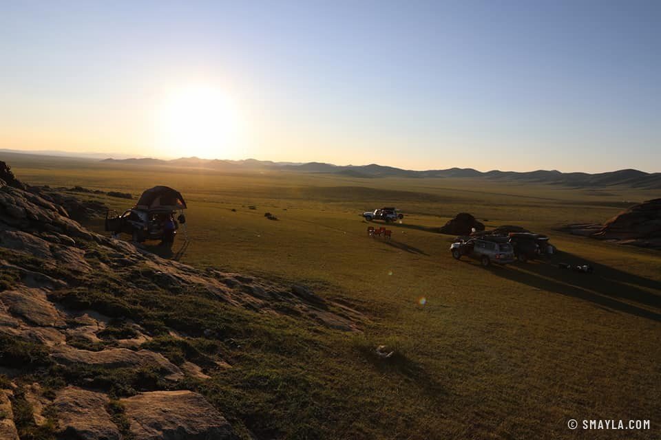Le soleil se lève sur la steppe