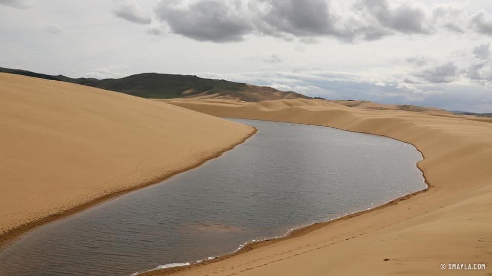 Un lac au creux des dunes