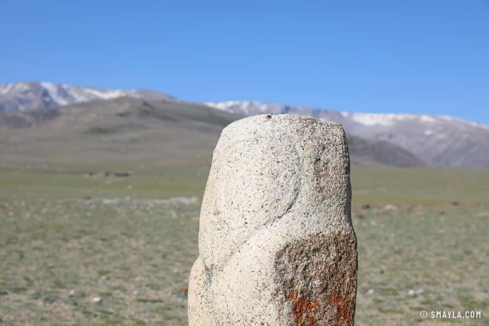 Une stèle ancienne dans la steppe