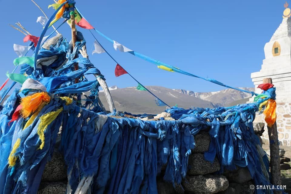 Ovoo et foulards bleus