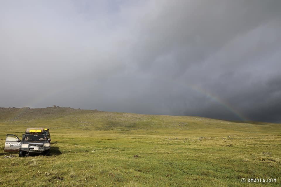 Orage et arc-en-ciel sur la montagne
