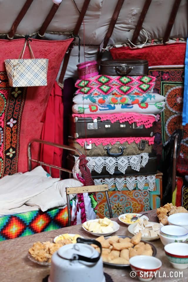 Table dressée dans une yourte kazakhe