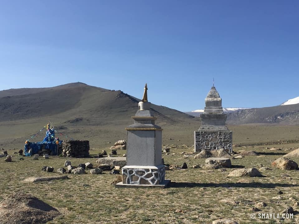 Stupas blancs face à la montagne sacrée