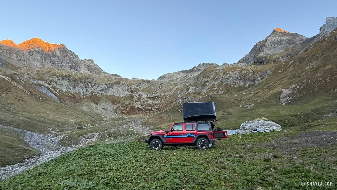 La Jeep et sa tente de toit dans la combe de Bellaval à l'aube