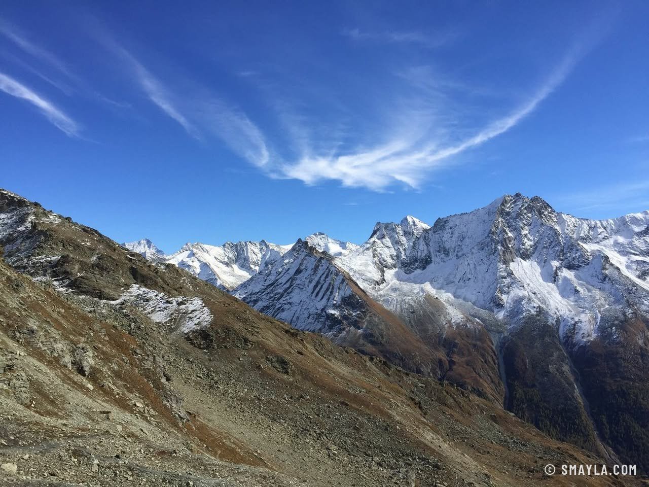 Sommets enneigés sous un ciel de plumes