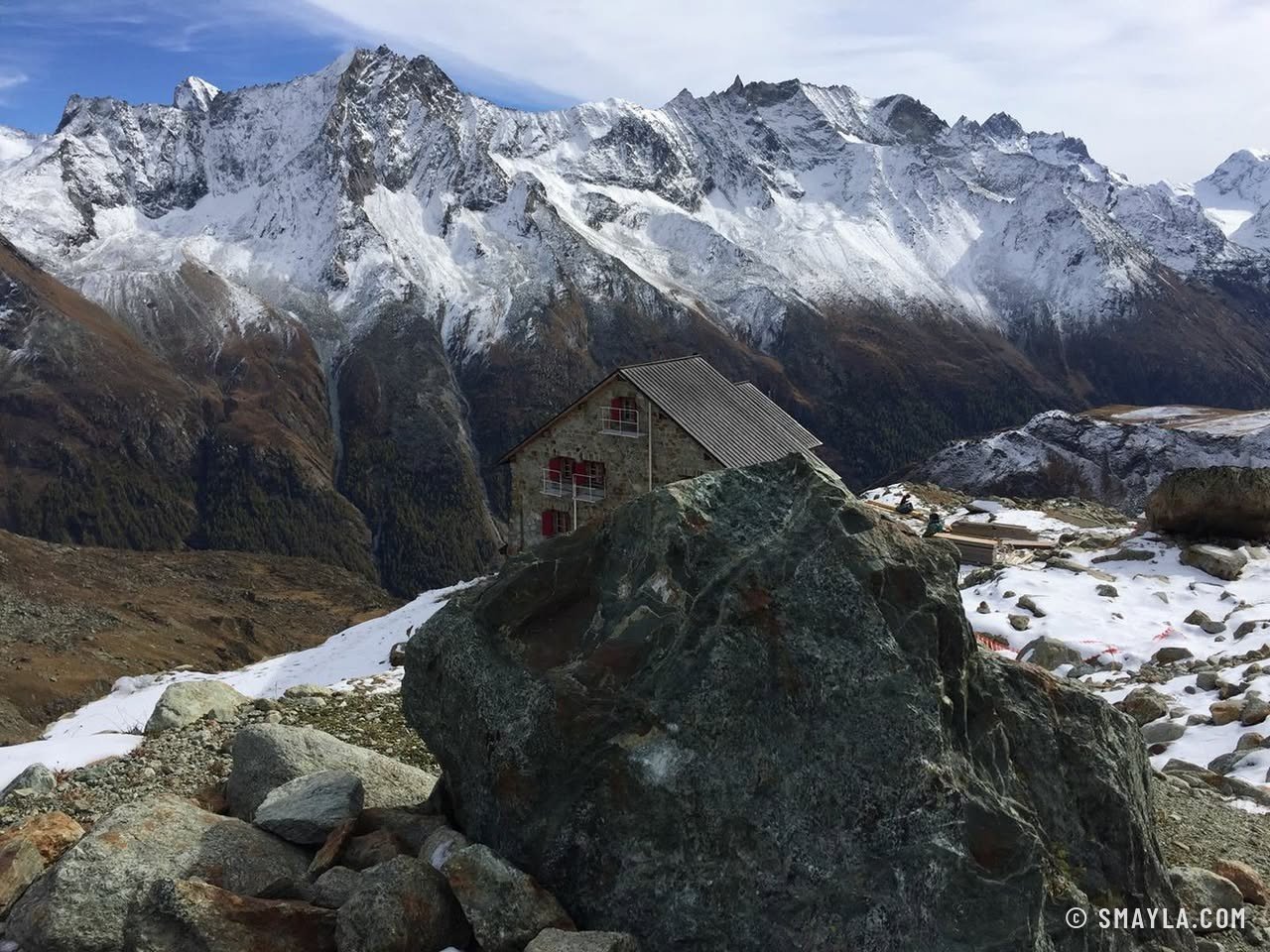 Arêtes enneigées au-dessus de la cabane