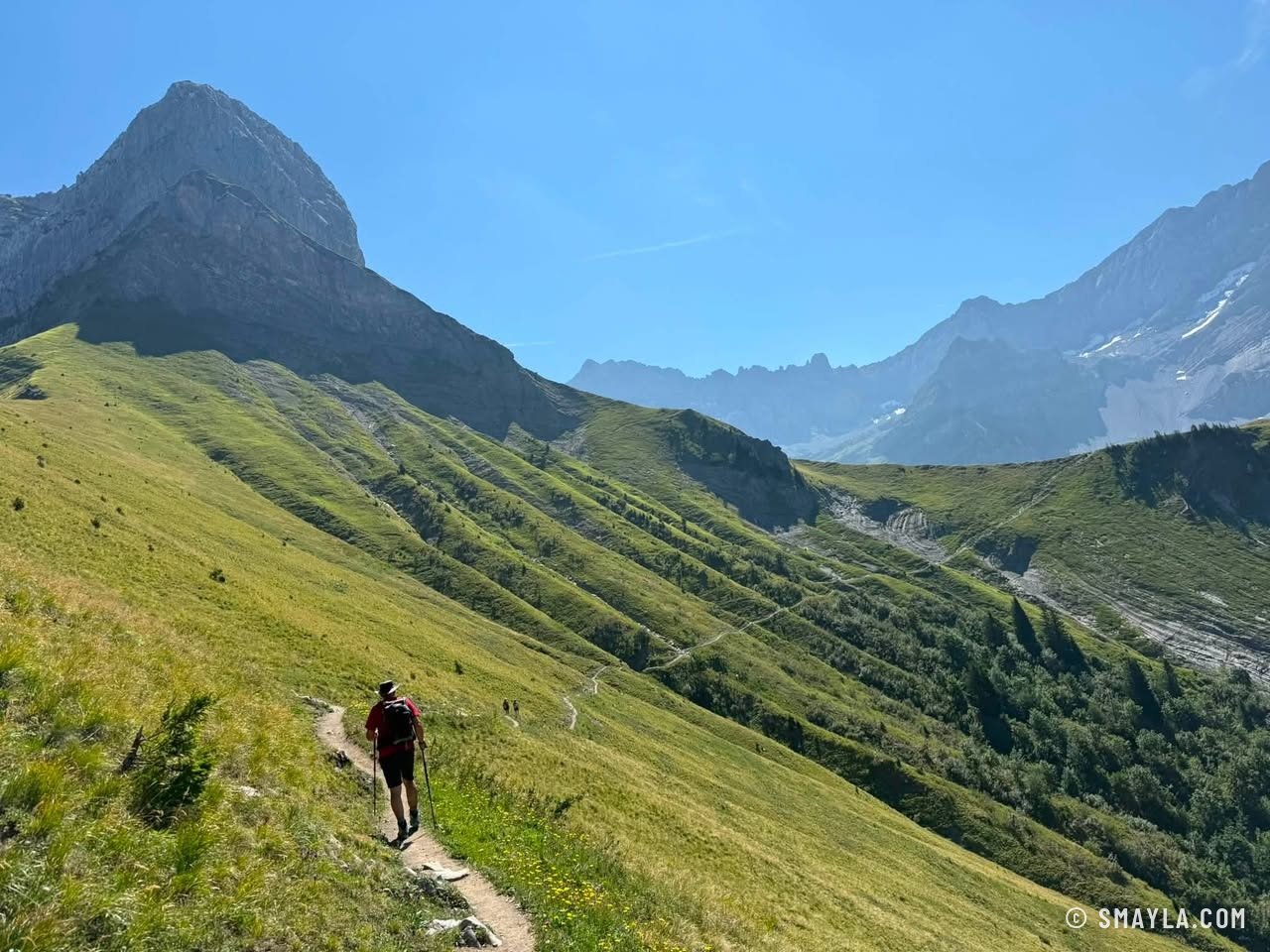 Sentier sous un sommet pointu
