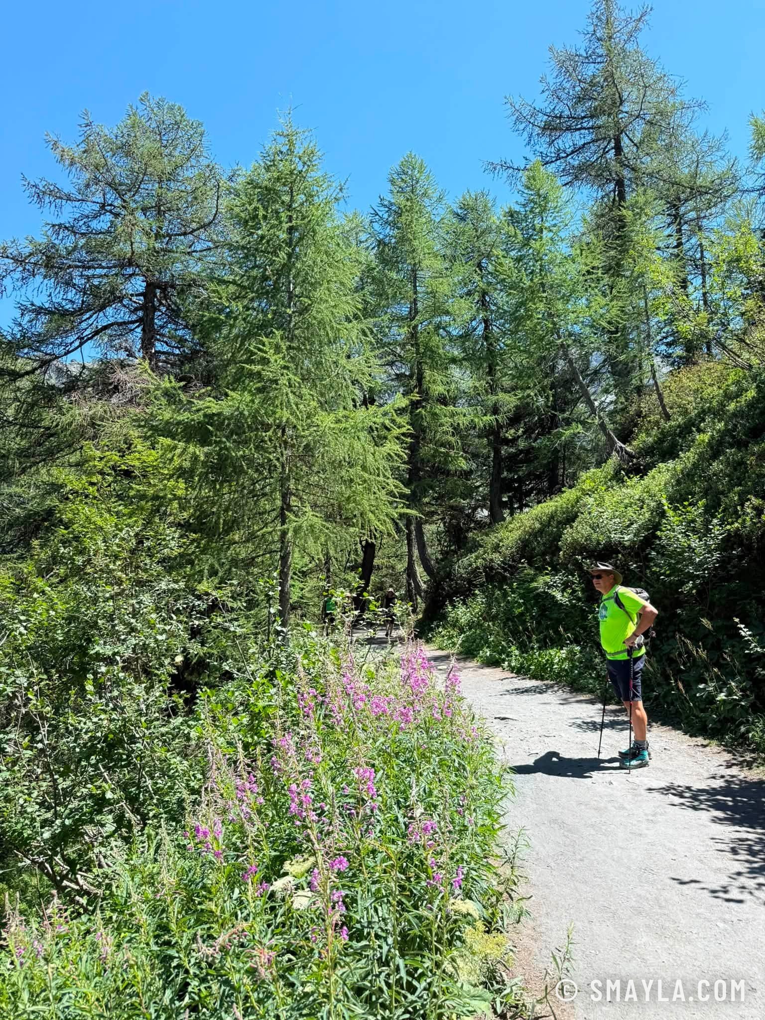 Christian sur le sentier fleuri