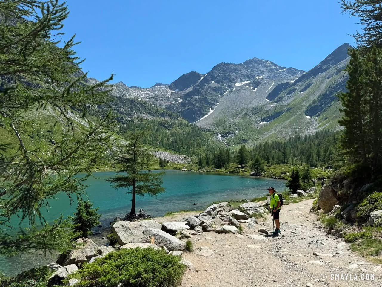 Le lac d'Arpy entre les mélèzes