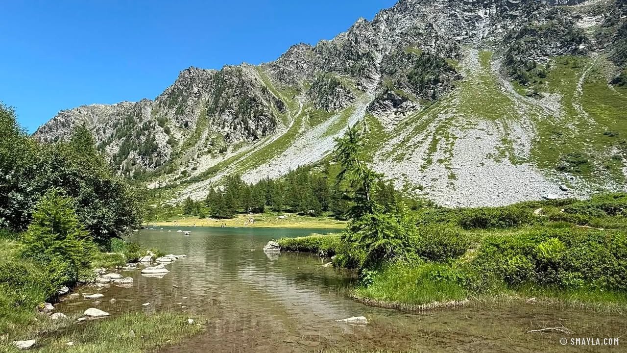 La rive et les crêtes claires