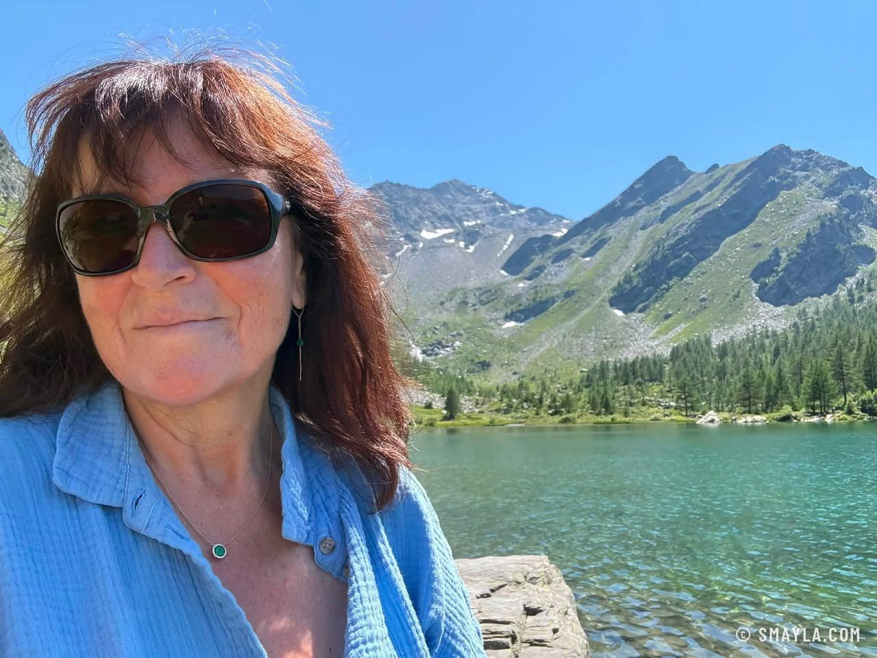 Emmanuelle devant le lac
