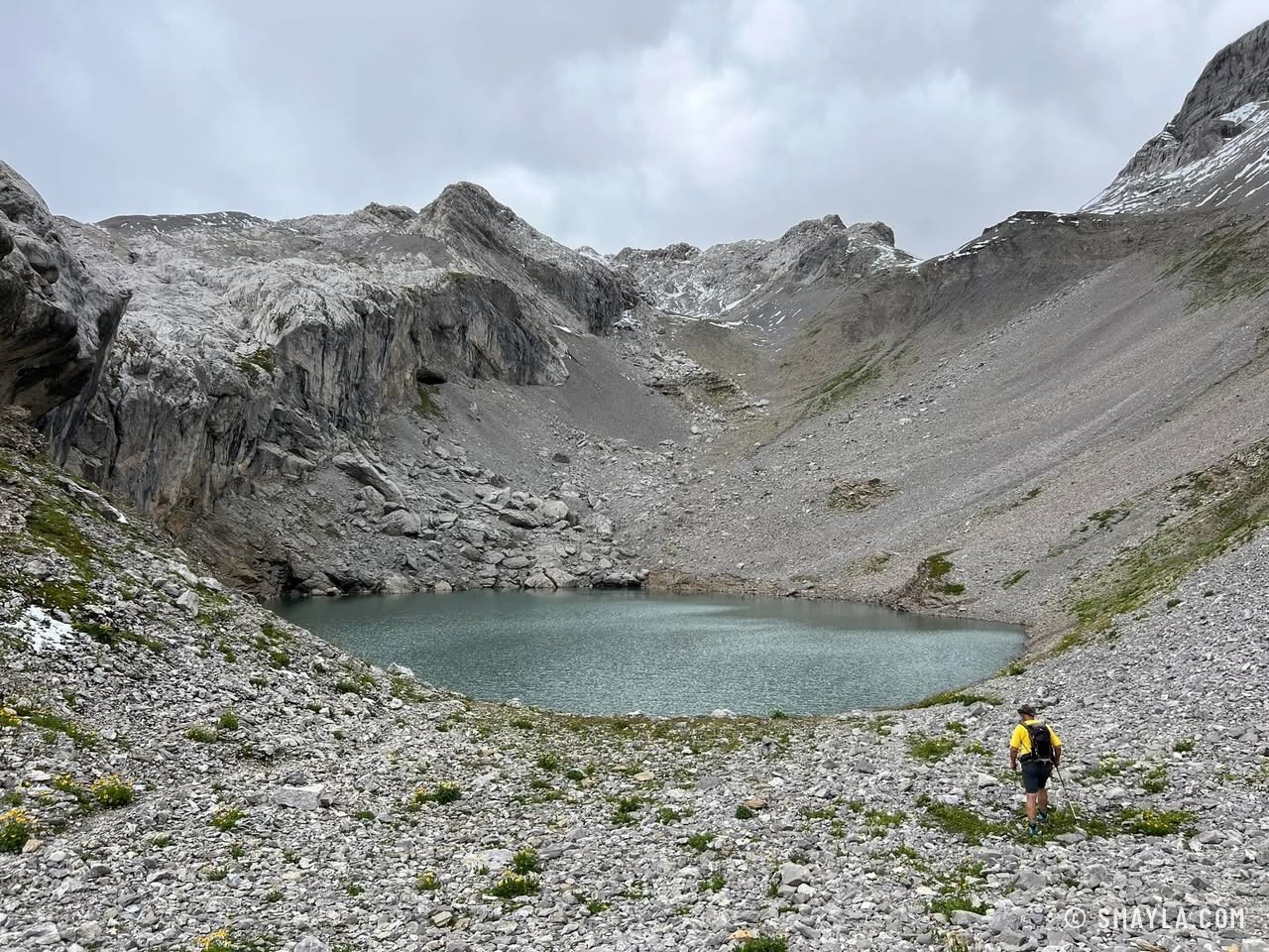 Petit lac dans le cirque calcaire