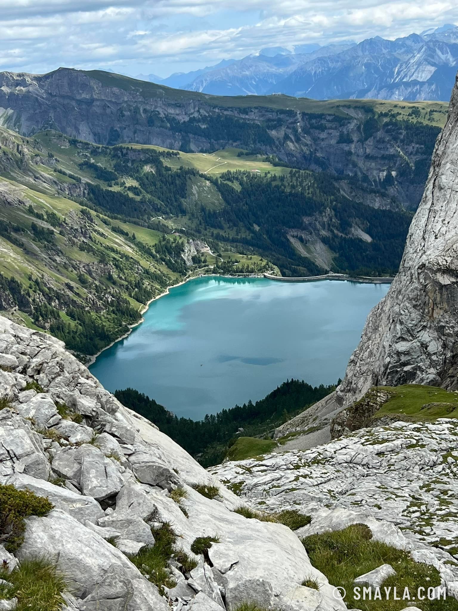 Le lac turquoise entre les rochers