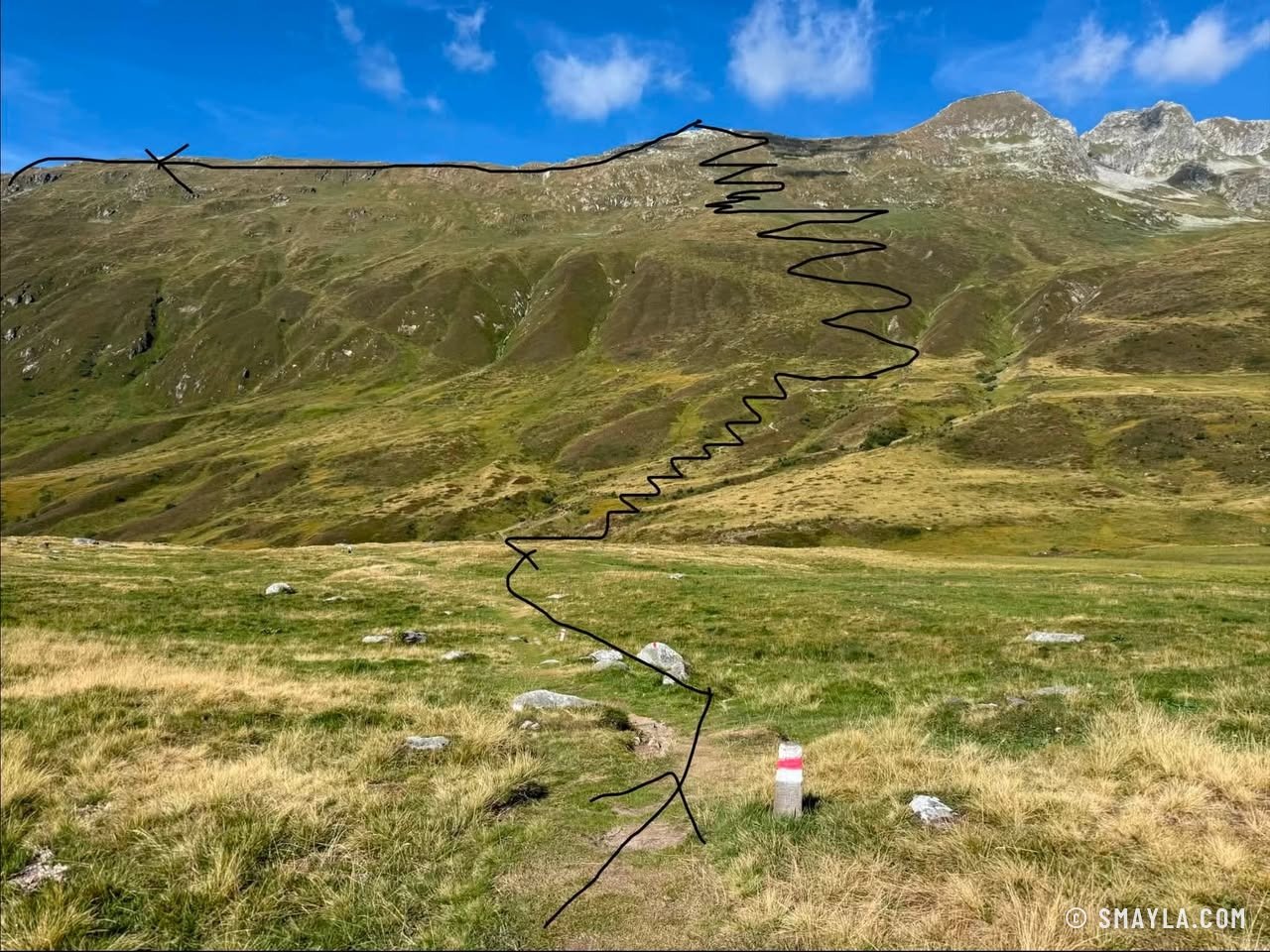 Zigzag dans la pente herbeuse