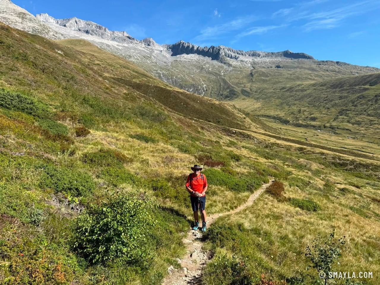 Sentier de montée dans l'herbe