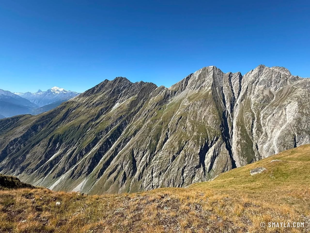 Crêtes rocheuses et glacier