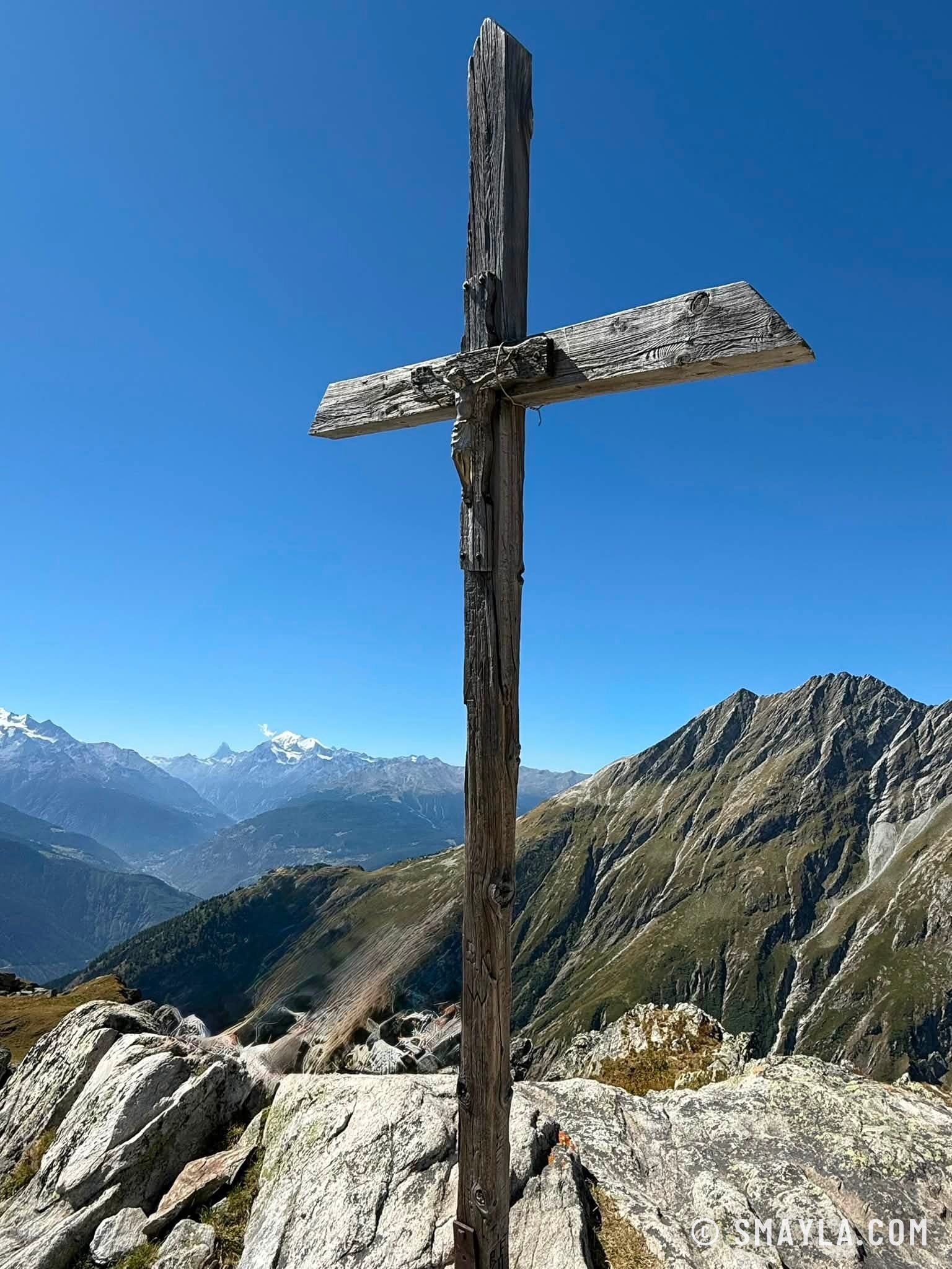 Croix de bois au sommet