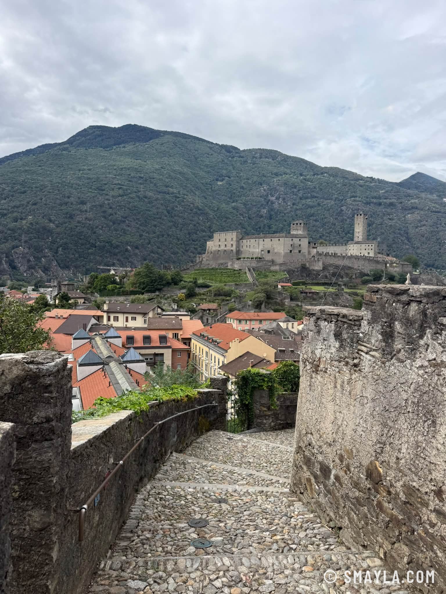 Gepflasterte Gasse von Montebello und Castelgrande