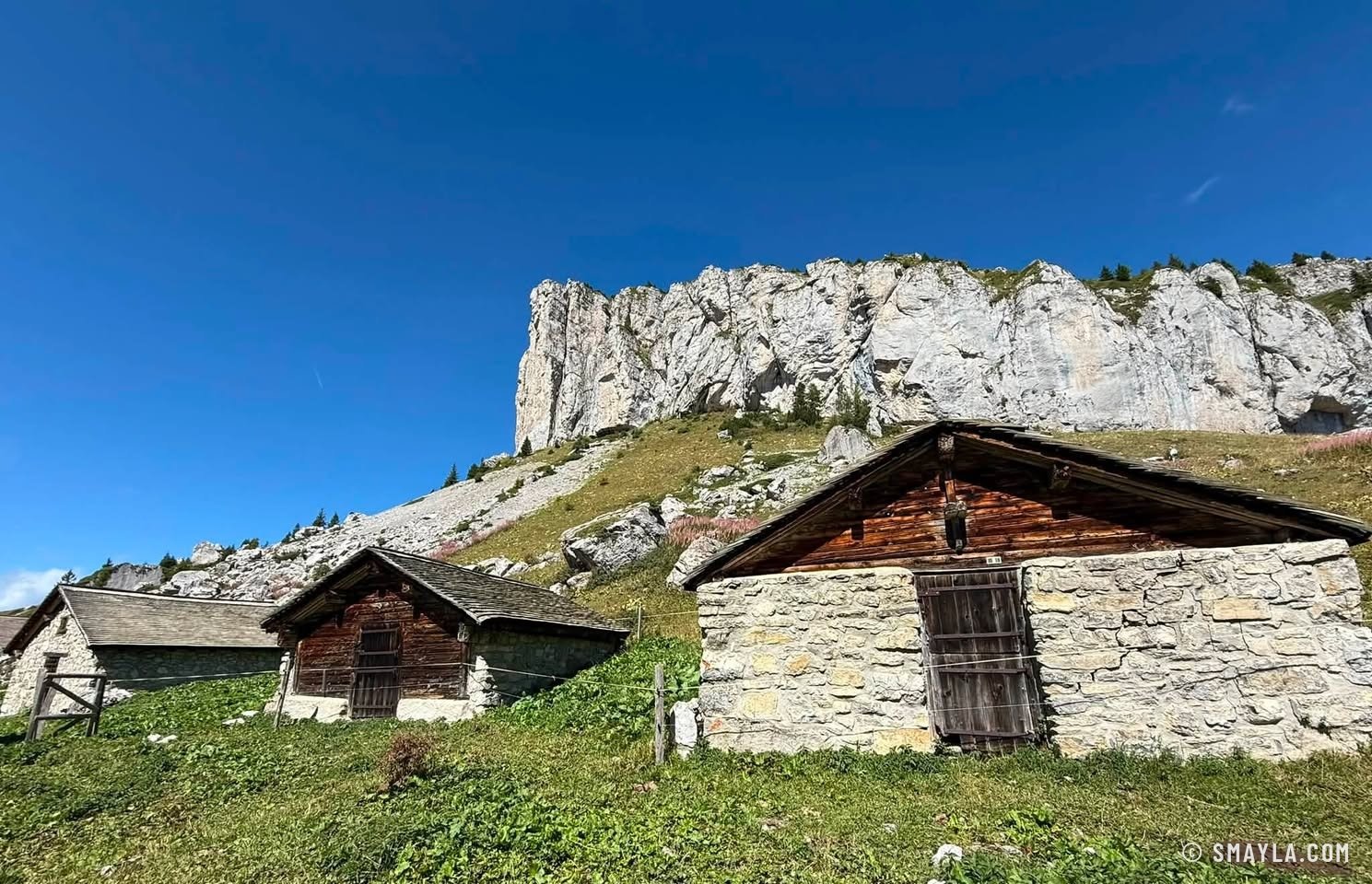 Chalets de pierre sous les falaises