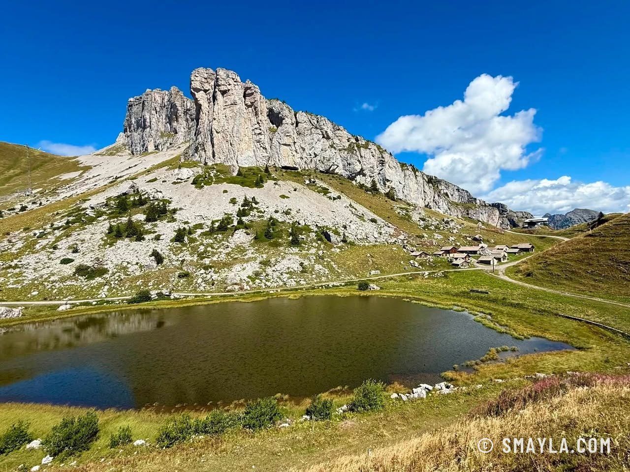 Lac au pied des Tours d'Aï