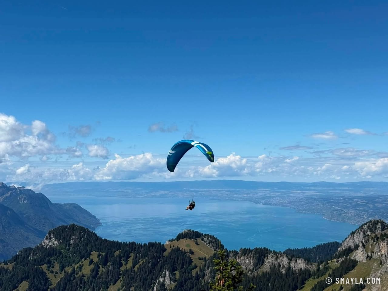 Parapente au-dessus du Léman