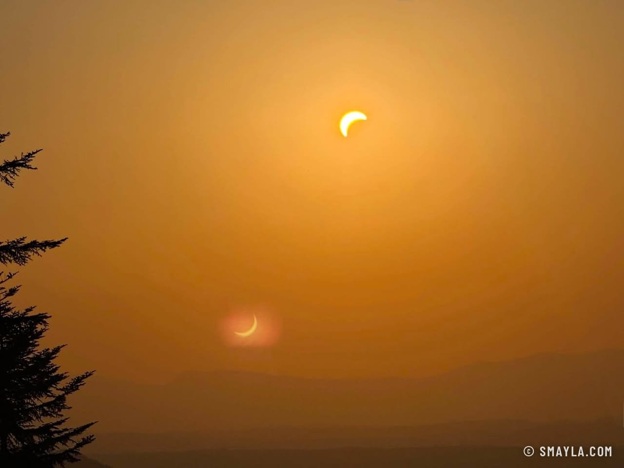 L'éclipse dans le ciel orangé